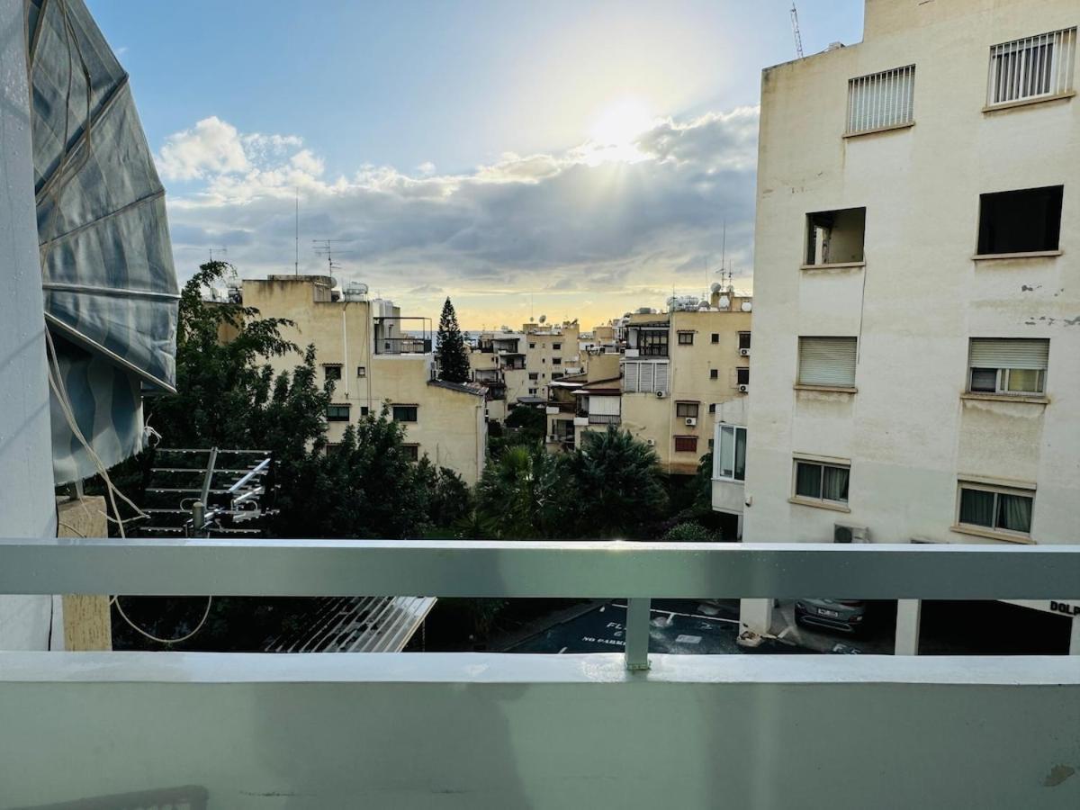 White 1-bdr Agyos Tychonas Apartament